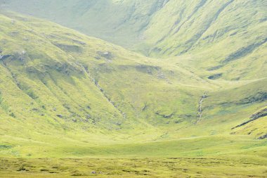 Highlands Dağı yamacında A383 Durness Highlands İskoçya 'dan Cranstackie. Durness Yolu Highlands, İskoçya, İngiltere.