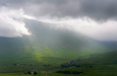 Glencoe, İskoçya, İngiltere 'de dramatik ışık ve bulutlar