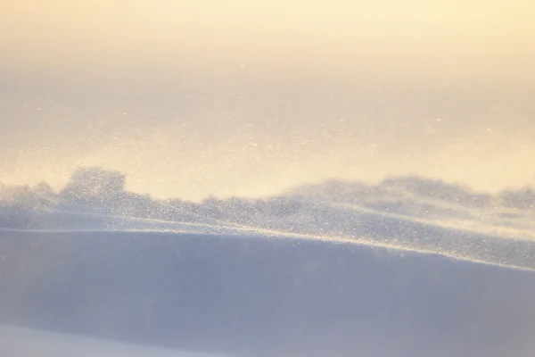 Sneeuw geblazen door de wind — Stockfoto