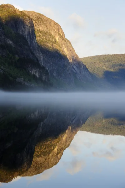 Ceață pe un lac — Fotografie, imagine de stoc