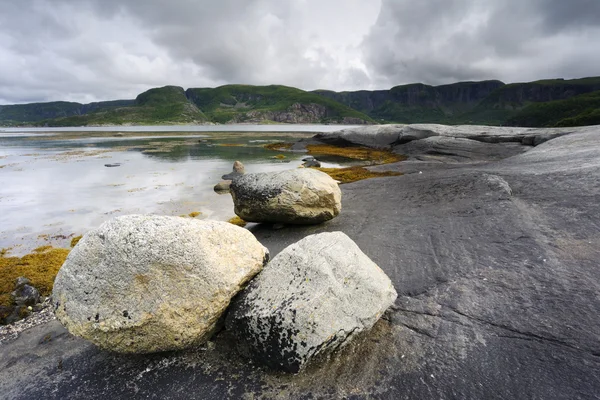 Línea costera con rocas — Foto de Stock