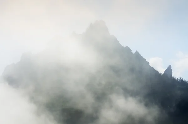 Mountain top with clouds — Stock Photo, Image