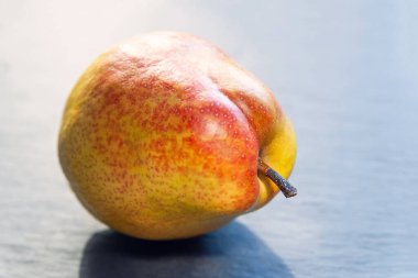 Sulu sarı-kırmızı armut. Taş zeminde taze, organik armut. Vejetaryen, vejetaryen sağlıklı yiyecekler. Diyet organik ürün. Seçici yumuşak odaklanma. Sonbahar hasadı.