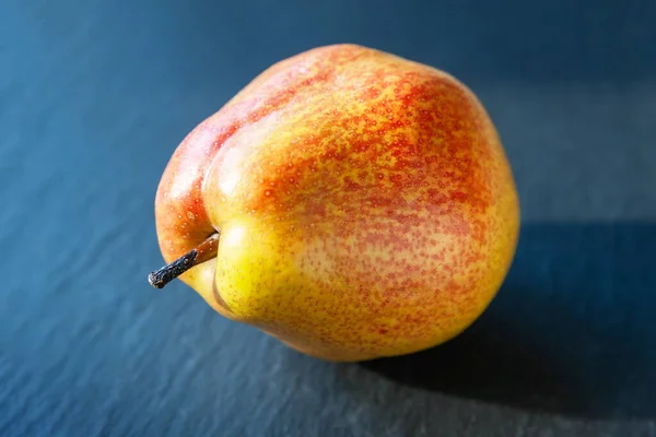 Pêra Pêra Orgânica Madura Fresca Fundo Pedra Escura Vegetariano Comida — Fotografia de Stock