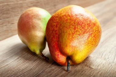 Taze armutlar. Ahşap bir arka planda kokulu organik armutların yakın çekimi. Vejetaryen, vejetaryen sağlıklı yiyecekler. Diyet organik ürün. Seçici yumuşak odaklanma. Sonbahar hasadı.