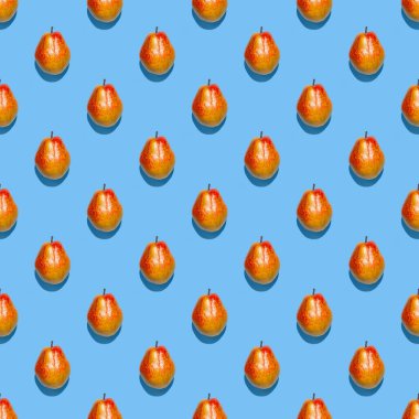 Meyve deseni. Mavi arka planda taze armutların renksiz deseni. Mavi bir yüzeyde taze olgun organik armutlar izole edilmiş. Vejetaryen, vejetaryen sağlıklı yiyecekler. Diyet organik ürün. Sonbahar hasadı.