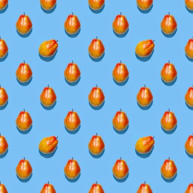 Sulu armut arka planı. Mavi arka planda taze armutların renksiz deseni. Mavi bir yüzeyde taze olgun organik armutlar izole edilmiş. Vejetaryen, vejetaryen sağlıklı yiyecekler. Diyet organik ürün.