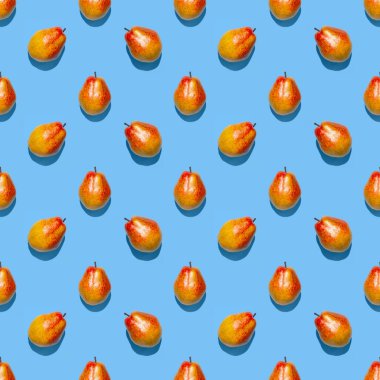 Sulu armut deseni. Mavi arka planda taze armutların renksiz deseni. Mavi bir yüzeyde taze olgun organik armutlar izole edilmiş. Vejetaryen, vejetaryen sağlıklı yiyecekler. Diyet organik ürün.