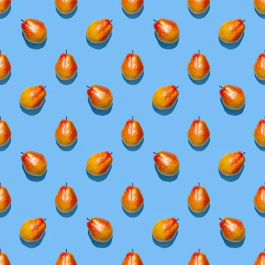 Kusursuz armut deseni. Mavi arka planda taze armutların renksiz deseni. Mavi bir yüzeyde taze olgun organik armutlar izole edilmiş. Vejetaryen, vejetaryen sağlıklı yiyecekler. Diyet organik ürün.