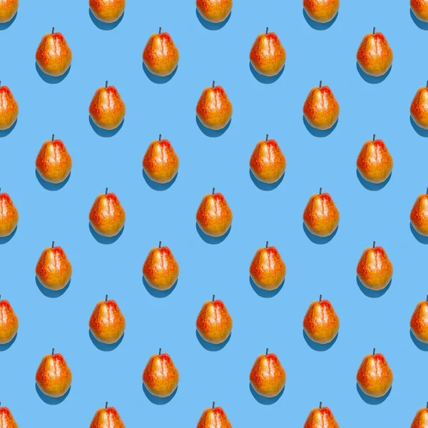 Meyve deseni. Mavi arka planda taze armutların renksiz deseni. Mavi bir yüzeyde taze olgun organik armutlar izole edilmiş. Vejetaryen, vejetaryen sağlıklı yiyecekler. Diyet organik ürün. Sonbahar hasadı.