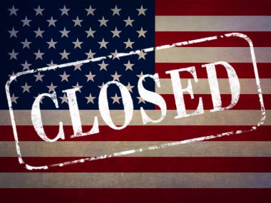 Amerika bayrağının arka planında 