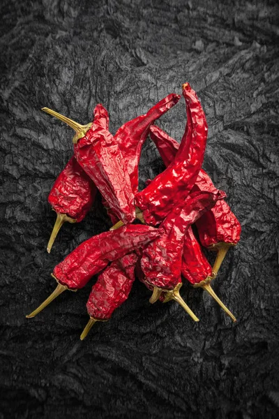 Κόκκινες Αποξηραμένες Πιπεριές Κάτοψη Των Καυτερών Πιπεριών Τσίλι Μαύρη Επιφάνεια — Φωτογραφία Αρχείου