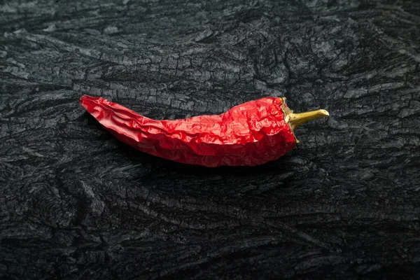 Cabai Merah Kering Paprika Kering Panas Permukaan Arang Hitam Bumbu — Stok Foto