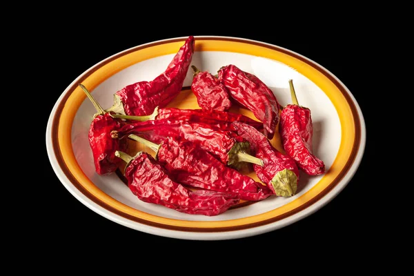 Chiles Rojos Secos Plato Redondo Montón Pimientos Secos Picantes Sobre — Foto de Stock