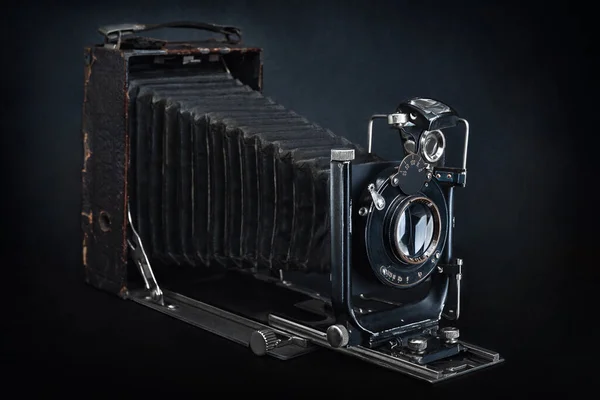 Siyah Arka Planda Eski Bir Kamera Klasik Fotoğraf Makinesi Açık — Stok fotoğraf
