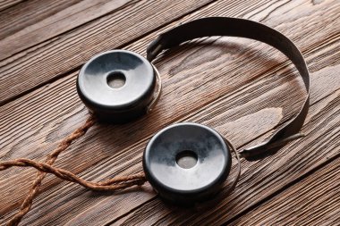 Eski kulaklıklar. Ahşap arka planda klasik kulaklıklar. Eski radyo mühendisliği kavramı. Seçici yumuşak odak.