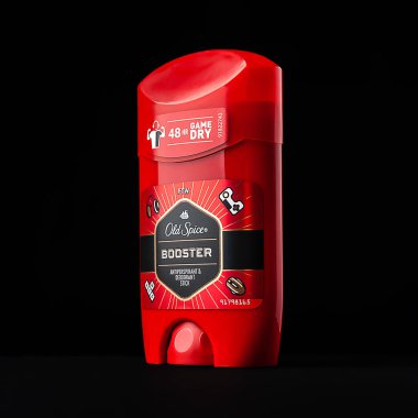 Ukrayna. Kyiv - April. On iki. 2021 yılı. Old Spice erkekler için terleme önleyici deodorant çubuğu. Proctor ve Gamble şirketinin ürünleri. Siyah arka planda deodorant Old Spice Booster. Hijyen ürünleri..