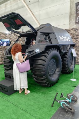 Tüm arazi araçlarını sürdüm. Ziyaretçiler, Göçebe 'nin tüm arazi araçlarını Arms and Security' de izliyorlar - 2021. Büyük lastikler. Mini arazi aracı var. Kiev. Ukrayna - 18 Haziran 2021. 