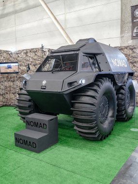 Tüm arazi araçlarını sürdüm. Sergi Arms and Security 'de tüm arazi araçları göçebe. 2021. Büyük lastikler. Mini arazi aracı var. Kiev. Ukrayna - 18 Haziran 2021.