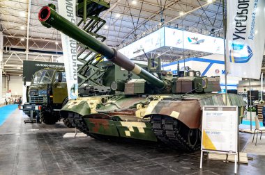 Tank BM OPLOT. Uluslararası ARMS VE GÜVENLİK - 2021 sergisi Ukrayna yapımı BM OPLOT ana savaş tankı. Seçici odaklanma. Kiev. Ukrayna - 18 Haziran 2021.