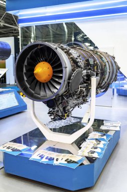 Uçak motoru. Uluslararası ARMS ve Güvenlik sergisinde Ukrayna yapımı AI-322 turbojet uçağı motoru 2021. Seçici odaklanma. Kiev. Ukrayna - 18 Haziran 2021.