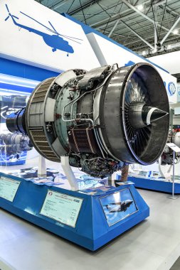 Uçak motoru. Uluslararası ARMS VE GÜVENLİK - 2021 sergisi Ukrayna yapımı turbojet motoru IVCHENKO PROGRES yan görüntüsü. Seçici odaklanma. Kiev. Ukrayna - 18 Haziran 2021.