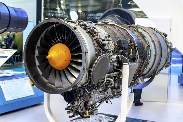 航空機エンジン ウクライナ製のAi 322ターボジェットエンジンIvchenko Progres国際展示会Armsとセキュリティ 2021で 選択的フォーカス キエフ ウクライナ 2021年6月18日 — ストック写真