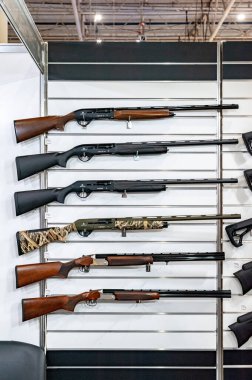 Av tüfekleri. Uluslararası sergi ARMS VE GÜVENLİK 2021 'de av silahlarının yanında durun. Seçici odaklanma. Kiev. Ukrayna - 18 Haziran 2021.