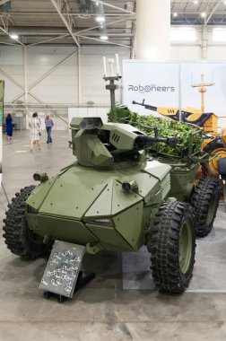 İnsansız saldırı tankı. ARMS ve SECURITY uluslararası sergisinde döner vuruş modülü olan küçük, insansız bir savaş aracının ön görüntüsü - 2021. Kiev. Ukrayna - 18 Haziran 2021.