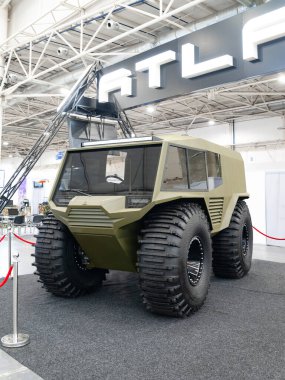 Tüm arazi araçlarını sürdüm. Uluslararası sergi Arms and Security 'deki büyük askeri arazi aracı 2021. Büyük lastikler. Kocaman tekerlekler. Kiev. Ukrayna - 18 Haziran 2021.