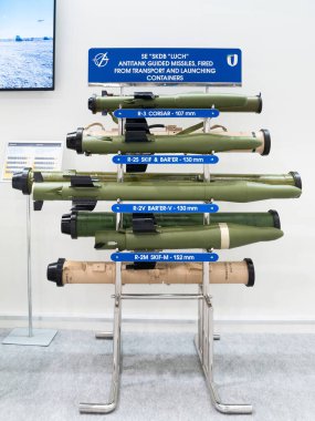 ATGM füzeleriyle savaş. Uluslararası sergi ARMS VE GÜVENLİK 'te tanksavar füze standında 2021. Seçici odaklanma. Kiev. Ukrayna - 18 Haziran 2021.