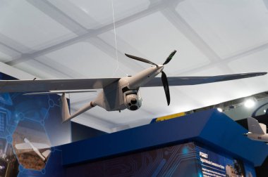 İnsansız hava araçlarıyla çarpışma. Uluslararası sergi Arms and Security 'deki insansız keşif uçakları 2021. Seçici odaklanma. Kiev. Ukrayna - 18 Haziran 2021.