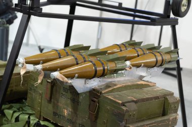 İHA 'ya saldırı için bombalar. Uluslararası sergi ARMS VE GÜVENLİK 2021 'de insansız hava aracı için hava bombaları. Seçici odaklanma. Kiev. Ukrayna - 18 Haziran 2021.