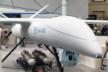 İnsansız hava aracına saldırın. Uluslararası ARMS ve Güvenlik sergisinde İHA SOKIL-300 'e ağır uzun menzilli saldırı - 2021. Seçici odaklanma. Kiev. Ukrayna - 18 Haziran 2021.