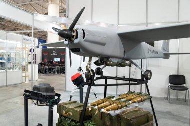 Savaş UAV 'si. Uluslararası sergi ARMS VE GÜVENLİK 'teki insansız hava bombardıman uçağı - 2021. Seçici odaklanma. Kiev. Ukrayna - 18 Haziran 2021.