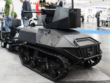 İnsansız saldırı tankı. Uluslararası sergi ARMS VE GÜVENLİK 2021 'de insansız takip tankı. Seçici odaklanma. Kiev. Ukrayna - 18 Haziran 2021.