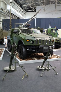 Zırhlı araç. Uluslararası Arms and Security sergisinde zırhlı araç ve havan topu - 2021. Seçici odaklanma. Kiev. Ukrayna - 18 Haziran 2021.