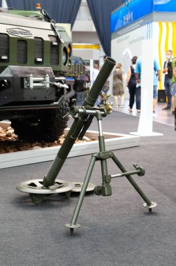 Ordu havanı. Havan topu uluslararası sergi ARMS VE GÜVENLİK 2021 'de sergileniyor. Seçici odaklanma. Kiev. Ukrayna - 18 Haziran 2021.