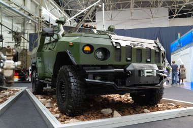 Askeri zırhlı araç. Zırhlı araç NOVATOR uluslararası sergi Arms and Security 'de sergileniyor - 2021. Seçici odaklanma. Kiev. Ukrayna - 18 Haziran 2021.