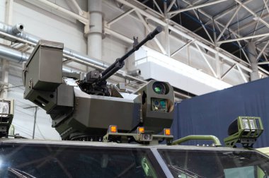 Zırhlı bir aracın savaş modülü. Zırhlı araç NOVATOR uluslararası sergi Arms and Security 'de bir savaş modülüyle sergileniyor - 2021. Seçici odaklanma. Kiev. Ukrayna - 18 Haziran 2021.