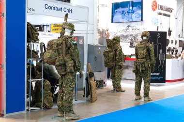 Askeri üniforma. Uluslararası sergi Arms and Security 'de askeri üniforma giymiş mankenler - 2021. Seçici odaklanma. Kiev. Ukrayna - 18 Haziran 2021.