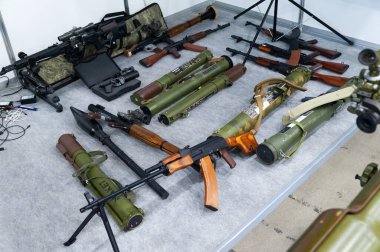Silah dizilimleri. Uluslararası Silah ve Güvenlik Sergisi 'ndeki çeşitli eski silah modelleri - 2021. Seçici odaklanma. Kiev. Ukrayna - 18 Haziran 2021.