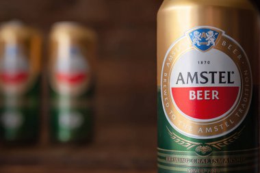 Bira kutuları. Kutularda AMSTEL birası. Hollanda markası. Arka plan bulanık. Seçici yumuşak odaklanma. Kiev. Ukrayna. Haziran-26.2021.
