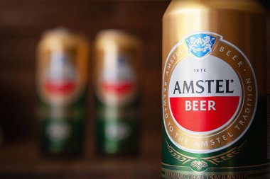 Bira kutuları. Kutularda AMSTEL birası. Dünyaca ünlü Hollanda markası. Arka plan bulanık. Seçici yumuşak odaklanma. Kiev. Ukrayna. Haziran-26.2021.