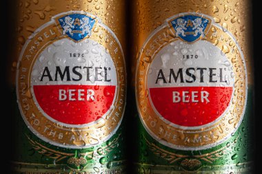Bira kutuları ve su damlaları. Islak kutularda büyük logolu AMSTEL birası. Hollanda 'dan dünyaca ünlü bir marka. Seçici yumuşak odaklanma. Kiev. Ukrayna. Haziran-26.2021.