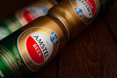 Bira kutuları. Kahverengi arka planda siyah kutularda fotokopi alanı olan AMSTEL birası. Hollanda 'dan dünyaca ünlü bir marka. Seçici yumuşak odaklanma. Kiev. Ukrayna. Haziran-26.2021.