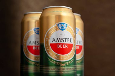 Bira kutuları. Kutularda AMSTEL birası. Kahverengi arka planda bir grup kutu. Hollanda 'dan dünyaca ünlü bir marka. Seçici yumuşak odaklanma. Kiev. Ukrayna. Haziran-26.2021.