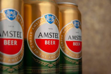 Bira kutuları. Soyut bir arkaplanda yakın plan kutularda AMSTEL birası. Hollanda 'dan dünyaca ünlü bir marka. Seçici yumuşak odaklanma. Kiev. Ukrayna. Haziran-26.2021.