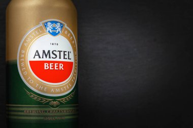 Bira kutusu. AMSTEL birası fotokopi alanı olan siyah bir arka planda yakın plan çekilebilir. Hollanda 'nın dünyaca ünlü markası. Seçici yumuşak odaklanma. Kiev. Ukrayna. Haziran-26.2021.