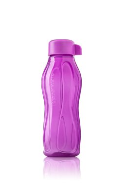 Saklama kabı plastik şişe. Beyaz arka planda ergonomik kapaklı plastik pembe içki şişesi. Dokulu yüzey. Eko-şişe Tupperware dünya çapında hit oldu. 13 Haziran 2021. Kiev, Ukrayna.